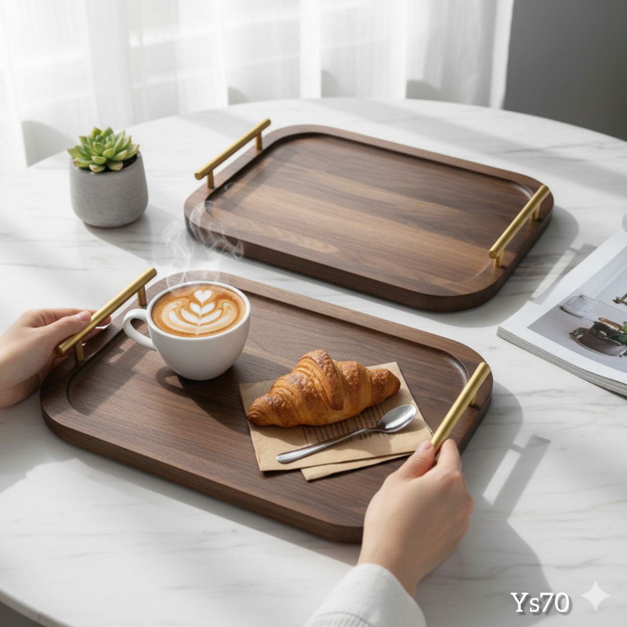 Plateau Rectangulaire en Bois avec Poignées Dorées – Modèle Ys70