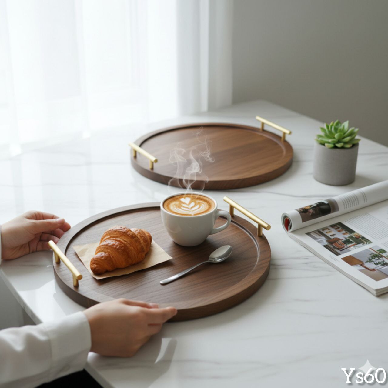 Plateau Rond en Bois avec Poignées Dorées – Modèle Ys60