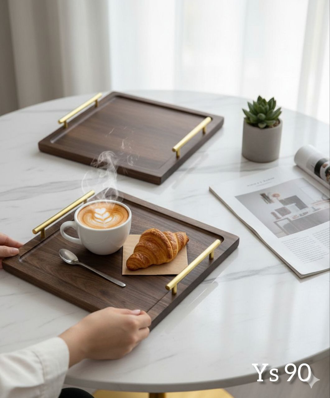 Plateau Carre en Bois avec Poignées Dorées – Modèle Ys90